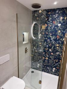 Ένα μπάνιο στο Romantic Getaway in Historic Bank, central Leyburn +6 φωτογραφίες