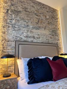 Ένα ή περισσότερα κρεβάτια σε δωμάτιο στο Romantic Getaway in Historic Bank, central Leyburn