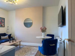 Μια τηλεόραση ή/και κέντρο ψυχαγωγίας στο Romantic Getaway in Historic Bank, central Leyburn