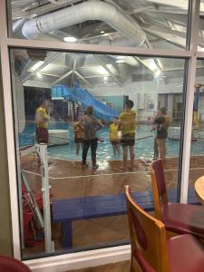 eine Gruppe von Menschen steht in einem Schwimmbecken in der Unterkunft Haven Blackpool Fleetwood holiday park in Fleetwood