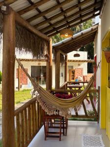 een hangmat op de veranda van een huis bij Villa Tropicana in Saubara