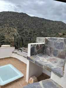 eine Badewanne auf dem Balkon in der Unterkunft El pajar in Laroya