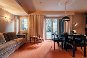 un soggiorno con un divano e un tavolo di House of Allora a Roma