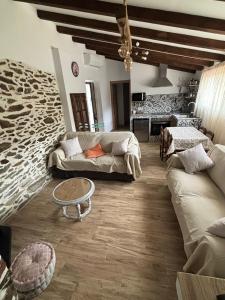 ein Wohnzimmer mit Sofa und Tisch in der Unterkunft El pajar in Laroya
