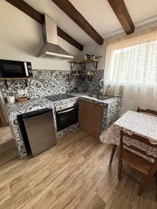 eine Küche mit Herd und Arbeitsplatte in der Unterkunft El pajar in Laroya