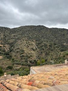 Blick auf einen Berg von den Dächern der Häuser in der Unterkunft El pajar in Laroya
