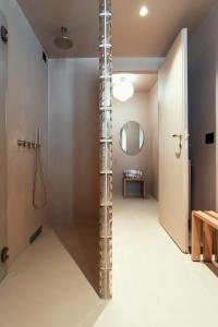 bagno con box doccia e specchio di House of Allora a Roma Altre 60 foto