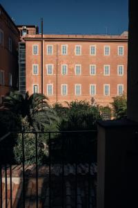 un grande edificio in mattoni di fronte a un edificio di House of Allora a Roma