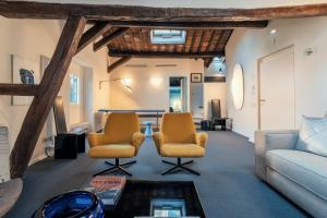 un soggiorno con due sedie e un tavolo di House of Allora a Roma