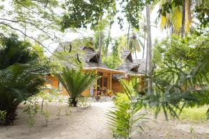 ein Haus mitten im Dschungel mit Bäumen in der Unterkunft Eco Mónica - By Cristal Resort in Paje