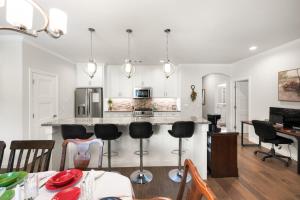 eine Küche und ein Wohnzimmer mit Tisch und Stühlen in der Unterkunft Chic 4BR Retreat Near Downtown in Oklahoma City