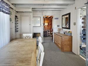 een woonkamer met een grote houten tafel in een kamer bij Sea Esta in Wells