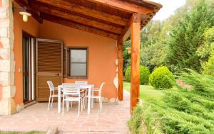 un patio avec une table et des chaises sous une pergola dans l'établissement ISA - Residence with swimming pool a few minutes from Alghero, à Santa Maria la Palma 13 autres photos