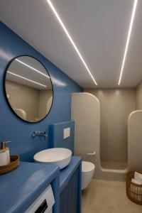 SteníにあるAntaraの青いバスルーム(シンク、鏡付) +31枚の写真