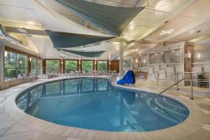 a swimming pool in a large room with a ceiling at Best Western Plus Waltham Boston in Waltham
