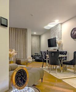 パランガにあるBlueSeaPearl apartamentai Palanga, Šventojiのリビングルーム(ソファ、テーブル、デスク付)