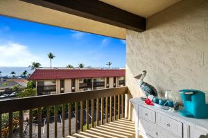 カイルア・コナにあるKona Mansions D231の海と建物の景色を望むバルコニー