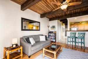 カイルア・コナにあるKona Mansions D231のソファとテーブルのあるリビングルーム +19枚の写真