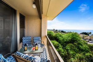 カイルア・コナにあるKona Mansions D231のバルコニー(椅子2脚、テーブル付)