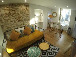 un salon avec un canapé et une table dans l'établissement L'Ecrin de Pauline, à Dinan