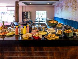 a buffet line with many different types of food at Golden Tower Express Braz Olaia by Fênix Hotéis in Ribeirão Preto