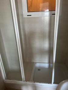 Ένα μπάνιο στο Central Studio Apartment near beach