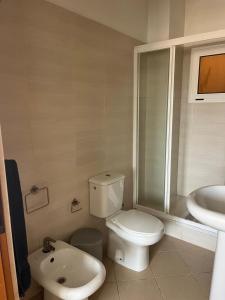 Ένα μπάνιο στο Central Studio Apartment near beach +6 φωτογραφίες