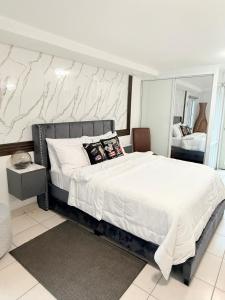 Postel nebo postele na pokoji v ubytování Green House - Modern Studio near Island Verde & Airport