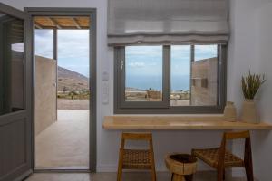 SteníにあるAntaraの窓(テーブル、椅子付)