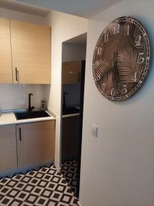 una cocina con un plato colgado en la pared en La bóveda, en Zafra 1 foto más