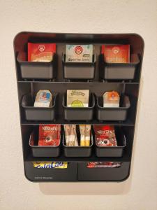 une étagère remplie de récipients alimentaires sur un mur dans l'établissement La bóveda, à Zafra 1 autre photo