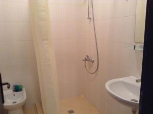 A bathroom at Apartment Sredetz