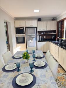 Η κουζίνα ή μικρή κουζίνα στο Casa Parque e Kartódromo