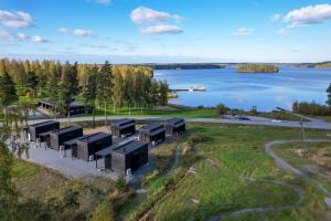 una vista aerea di un campo vicino a un lago di Maisemasviitit Ellivuori Resort a Karkku
