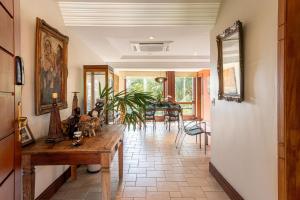 a living room with a table and a dining room at Mansão em Niterói com Piscina e Vista Mar | LD 58 in Icaraí