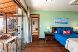 a bedroom with a blue bed and a bathroom at Mansão em Niterói com Piscina e Vista Mar | LD 58 in Icaraí +128 photos