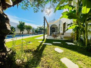 una vista de la casa desde el jardín en Casa Dea - Bungalow DS, en Bin Rhilouf