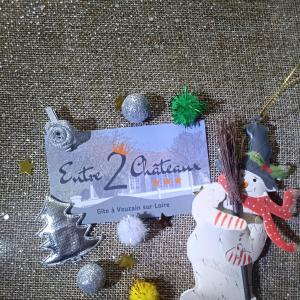 a christmas card with a snowman and christmas decorations at Entre 2 Châteaux in Onzain
