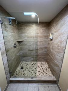 een badkamer met een douche met een glazen deur bij Maui Eldorado Condo G101 in Kaanapali +22 foto's