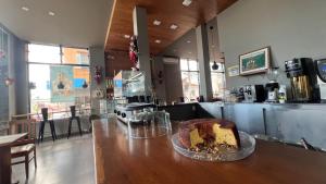 un pezzo di torta appoggiato su un tavolo in un ristorante di Hotel Dourado ad Alfenas Altre 18 foto