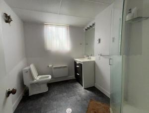 Ένα μπάνιο στο charming room for rent