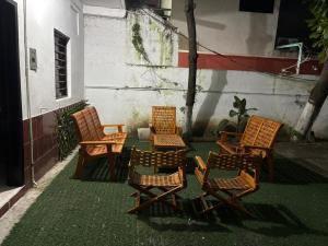 a group of chairs sitting next to a building at Habitaciones Climar in Veracruz