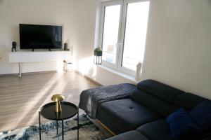 TV a/nebo společenská místnost v ubytování Stilvolle Auszeit - moderne Ferienwohnung in Hachenburg