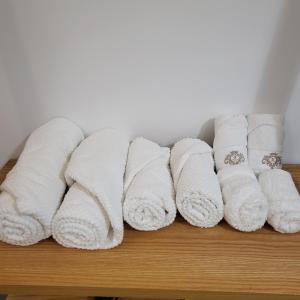 Ein paar Handtücher liegen auf einem Regal. in der Unterkunft Bolhão Skyline in Porto