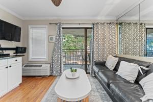 Χώρος καθιστικού στο Beach Access Oceanfront Hilton Head Studio