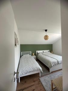 Ένα ή περισσότερα κρεβάτια σε δωμάτιο στο Villa Bagrem - Villa with private pool in nature