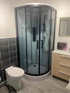 Ένα μπάνιο στο Suite romantique La Maison de Flora SPA intérieur, jardin et lit King size