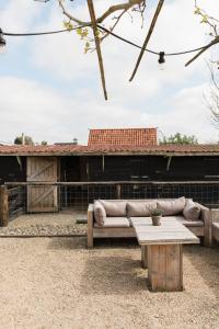 een bank voor een gebouw bij Hof Driewegen in Driewegen