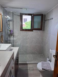 ein Badezimmer mit Dusche, Toilette und Waschbecken in der Unterkunft Ioanna's sweet & cozy apartment with sea view in Monemvasia + 39 Fotos