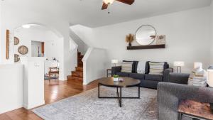 O zonă de relaxare la Walk to Downtown Paso Sip Local Wine Under the Stars Casa Robles by AvantStay